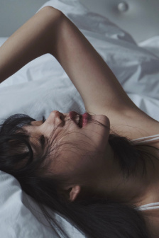 骑在突出的木棒上